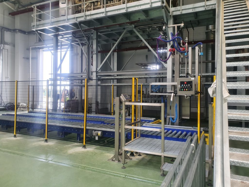 FT-200 liquid filling machine with conveyor belt